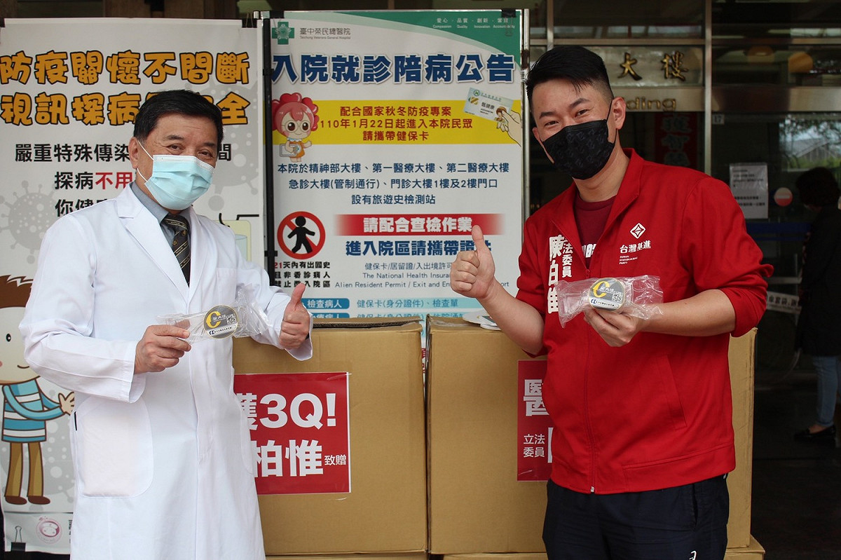 立委陳柏惟致贈台中榮總1000支護目鏡。 立委陳柏惟辦公室/提供