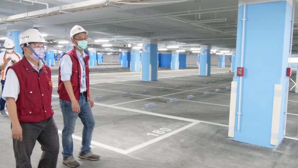 交通局長鍾鳴時視察光榮國小停車場 圖：新北市交通局提供