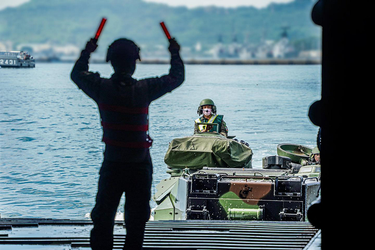 AAV-7兩棲突擊車登上「中和級戰車登陸艦」。 圖：翻攝中華民國海軍臉書粉專