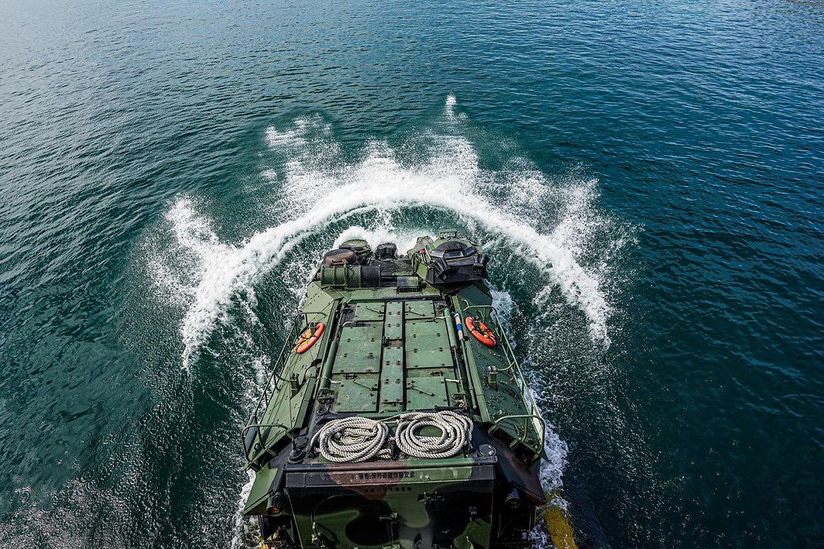 AAV-7兩棲突擊車到達演習指定地點，離艦兩棲泛水、海中行駛。 圖：翻攝中華民國海軍臉書粉專