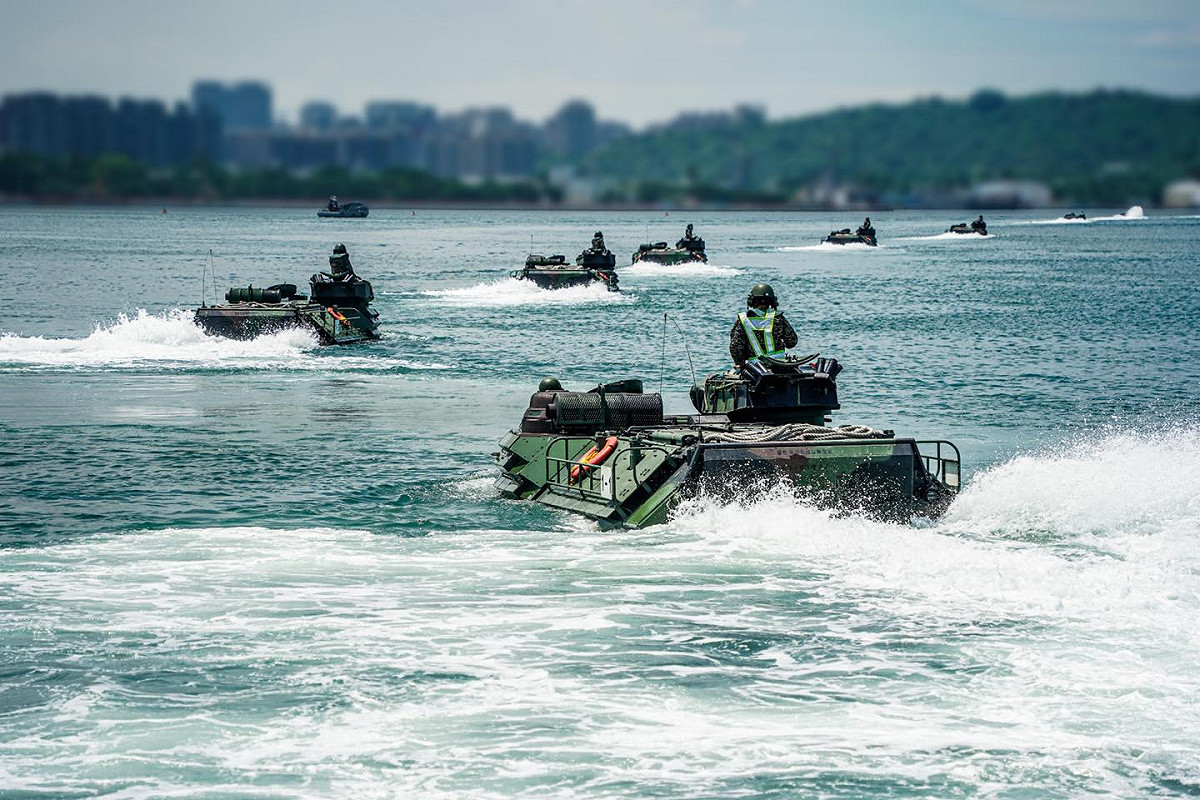 AAV-7兩棲突擊車到達演習指定地點，離艦兩棲泛水、海中行駛。 圖：翻攝中華民國海軍臉書粉專