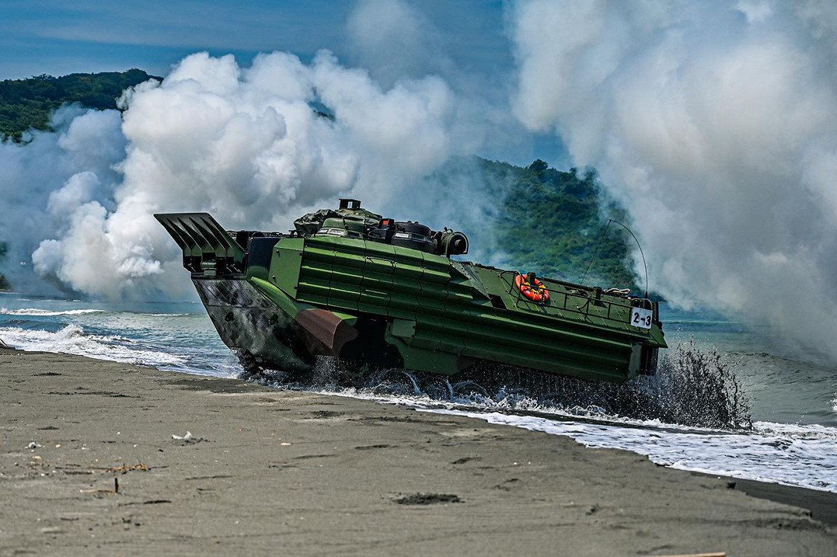 AAV-7兩棲突擊車搶灘登陸。 圖：翻攝中華民國海軍臉書粉專