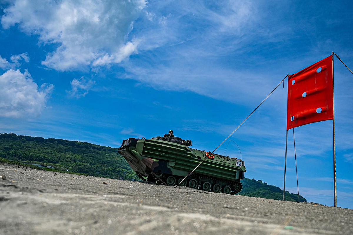 AAV-7兩棲突擊車搶灘登陸。 圖：翻攝中華民國海軍臉書粉專