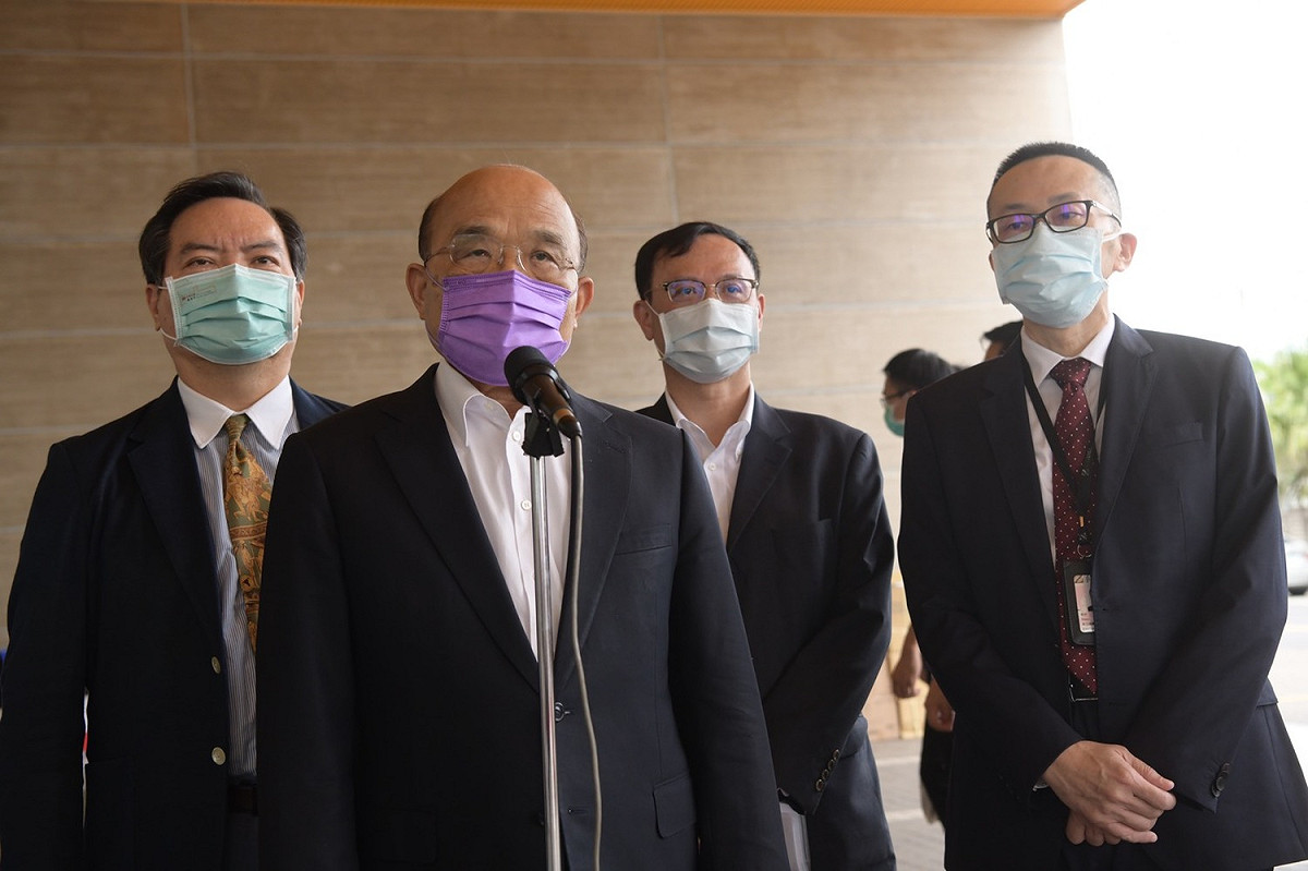 行政院長蘇貞昌今（28）日下午視察冷鏈倉儲及疫苗檢驗封緘流程前受訪。 圖：行政院提供