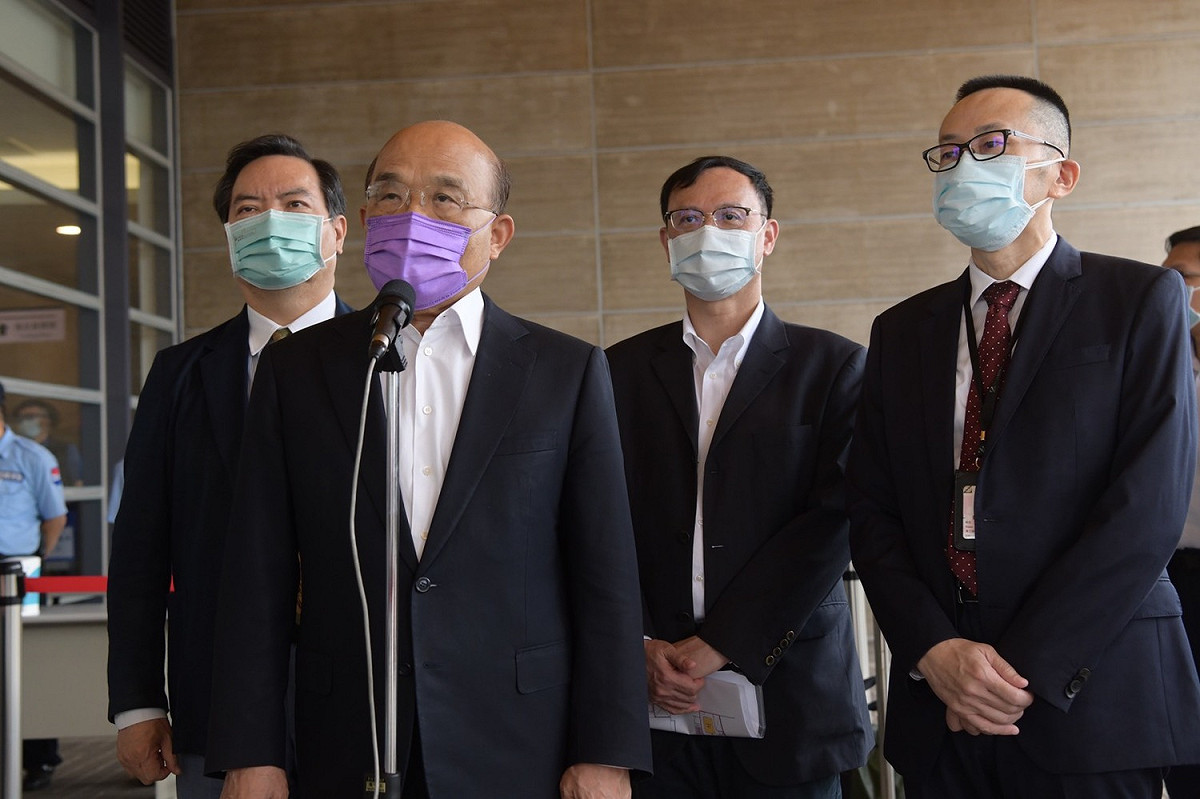 行政院長蘇貞昌今（28）天下午視察冷鏈倉儲及疫苗檢驗封緘流程前受訪。 圖：行政院提供