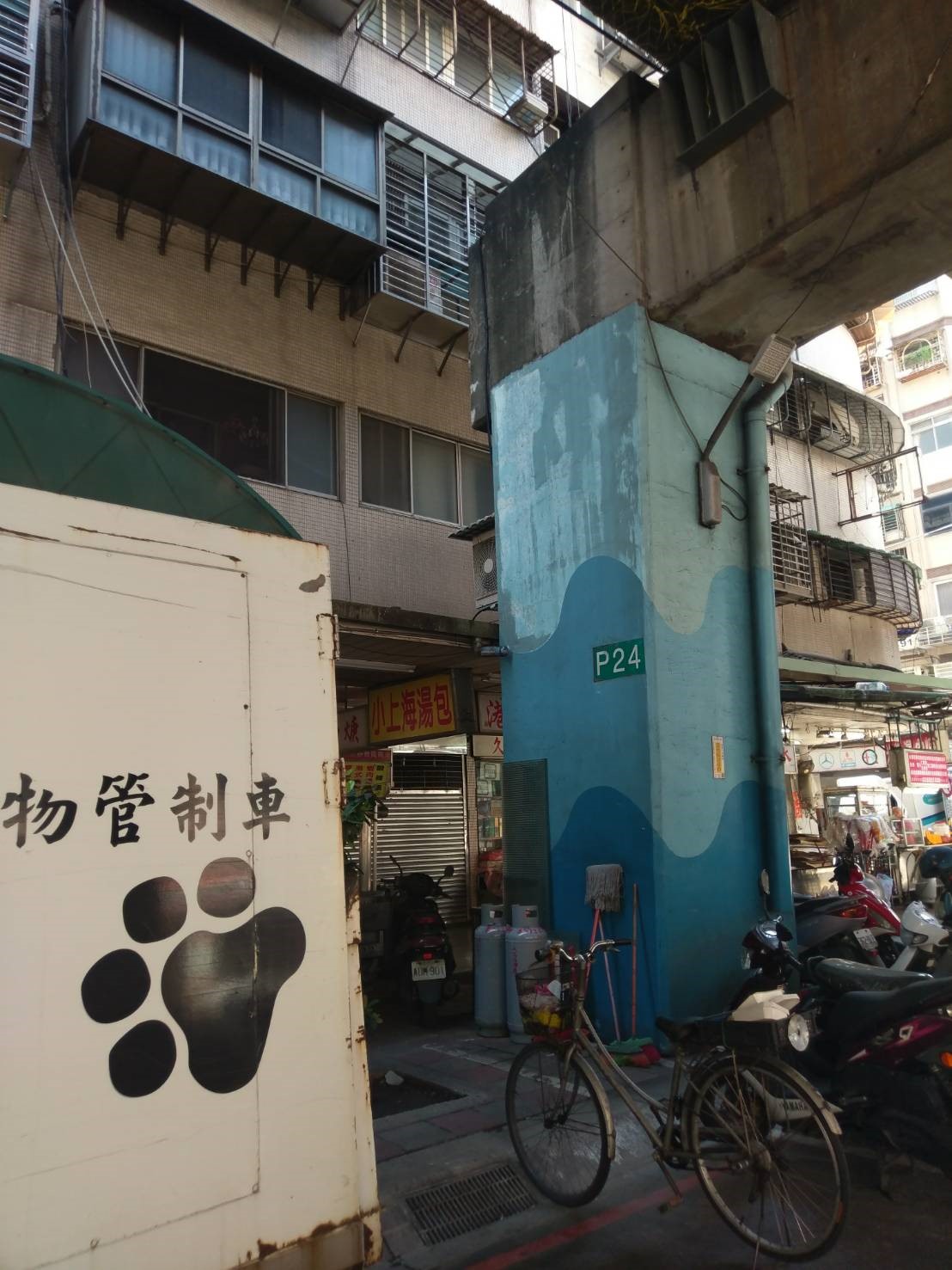 小黑貓受困3層樓高橋墩。  圖：新北市動保處提供
