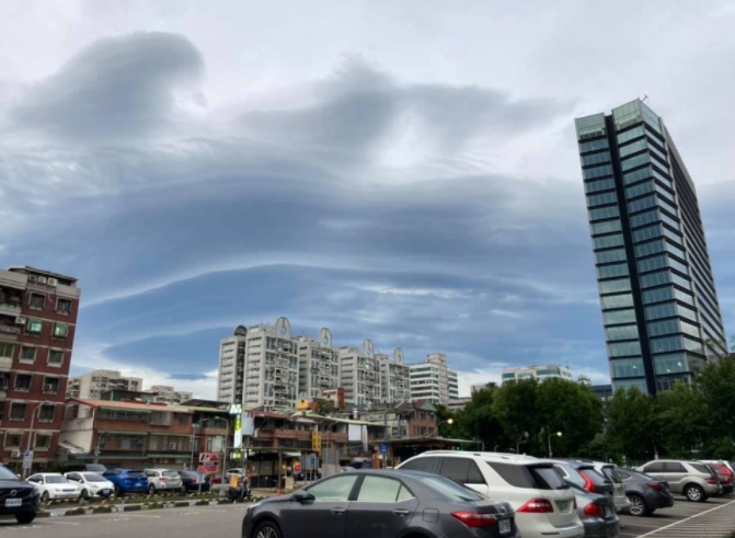 「天氣風險 WeatherRisk」臉書解答，這是巨大的「莢狀雲」 圖：翻攝自天氣風險 WeatherRisk  臉書