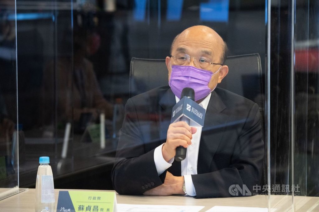 蘇貞昌28日視察疫苗檢驗封緘流程時強調，每劑疫苗都非常珍貴，請國人珍惜疫苗。 圖：行政院提供（資料照片）