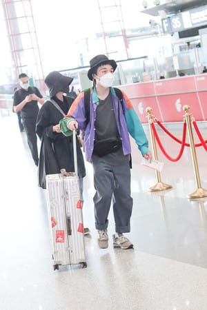 昨（28）日郭采潔被拍到與伊德俺機場同框。 圖：翻攝自微博