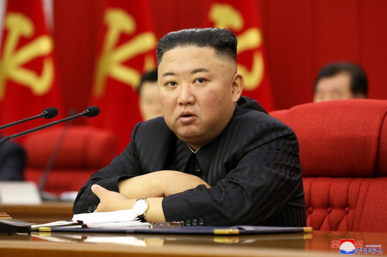 最近露臉的北韓領導人金正恩，臉型比以往消瘦許多。 圖：翻攝自朝中社