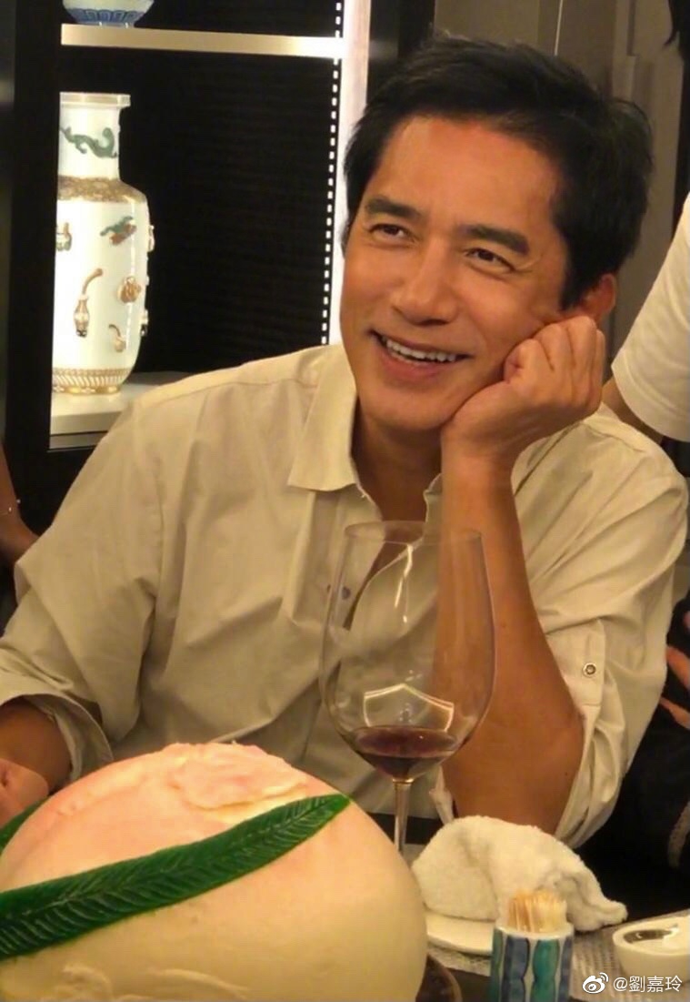 劉嘉玲曬出梁朝偉露出微笑的可愛獨照。 圖：翻攝自劉嘉玲微博