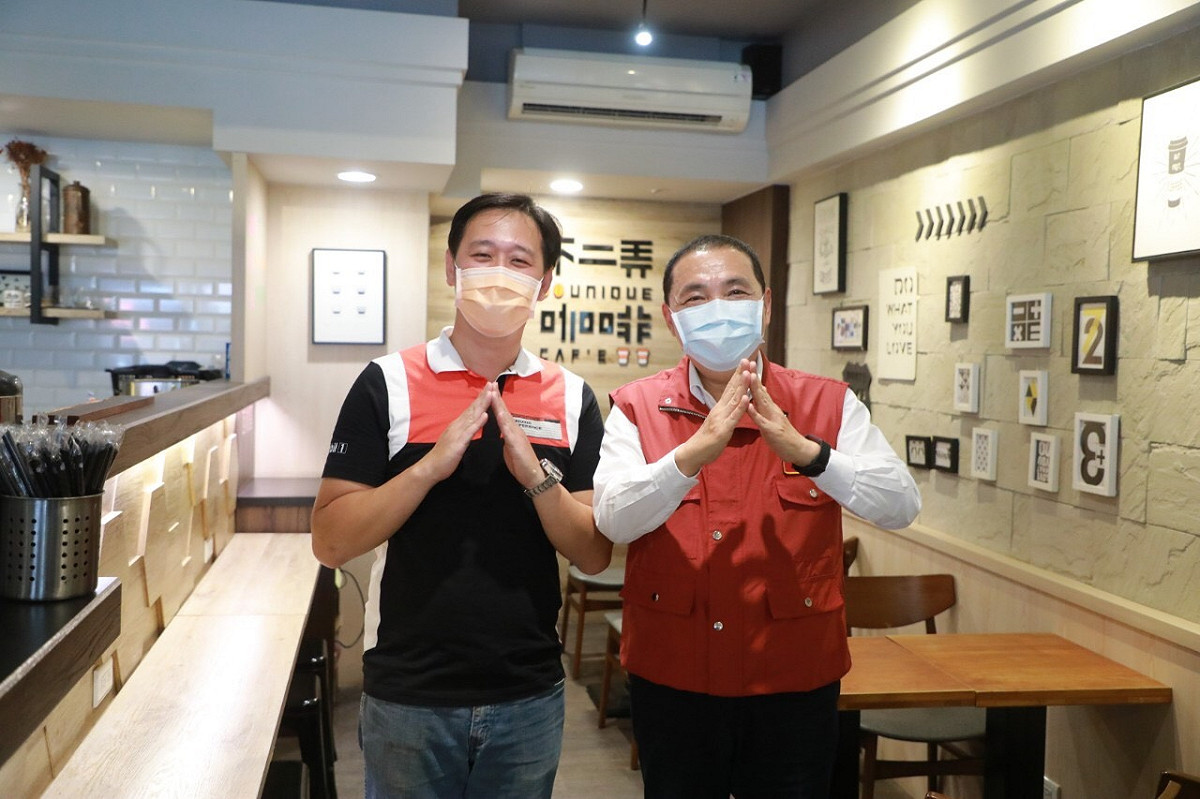 侯友宜肯定業者協力提供弱勢學童或民眾免費餐點及商業服務，也希望市民用行動挺店家，各行各業都能一起渡過這段艱困的時期。 圖：新北市政府/提供