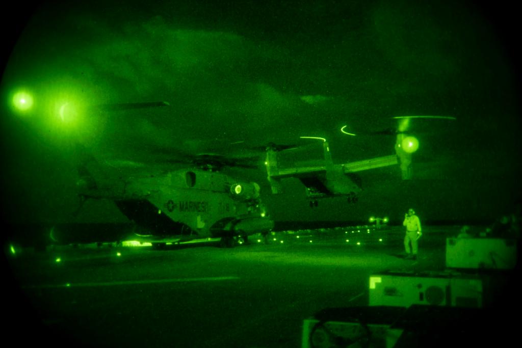 美軍兩棲攻擊艦「美利堅號(LHA-6)」艦載「MV-22B魚鷹機」進行夜間突襲演習起降作業。 圖：翻攝U.S. Navy推特