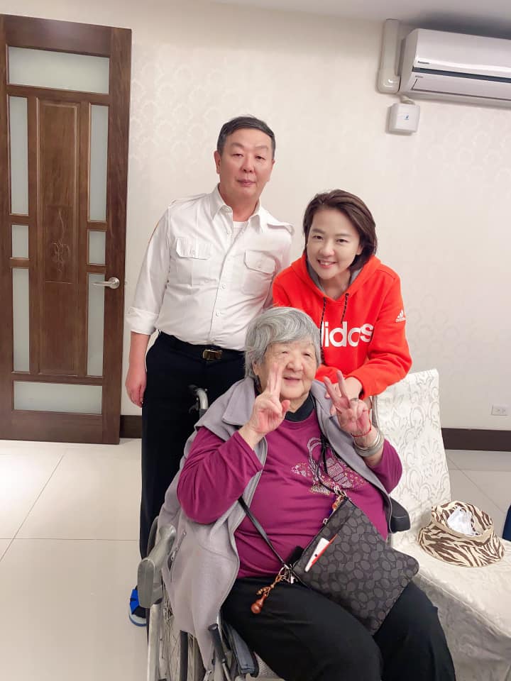 台北市副市長黃珊珊和即將在6月底退休的參謀總長、二哥黃曙光合影，臉書發文不掩兄妹情。 圖：擷自黃珊珊臉書粉專
