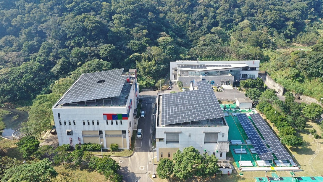 太陽光電系統除了具有隔熱降溫效果，亦可降低夏季屋內空調使用，帶動電費減少的附加效益。 圖：新北市經發局提供