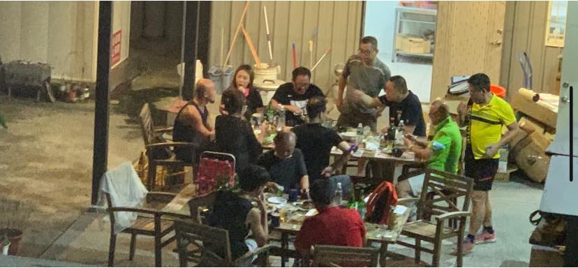 有網友投訴桃園一家知名火鍋店二樓，有12人半夜沒戴口罩群聚喝酒，且報警後依然無人來管。 圖：翻攝自桃園爆報