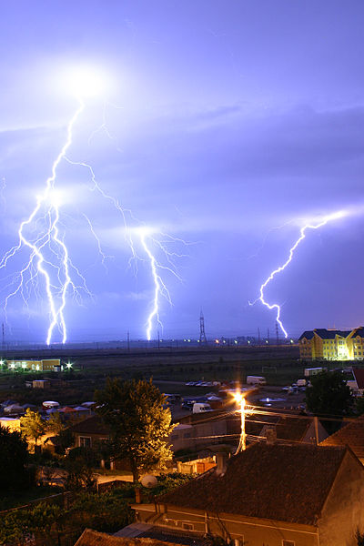 彭啟明呼籲聽到雷聲，盡速進入建築物內避難。 圖：翻攝自Wikimedia Commons