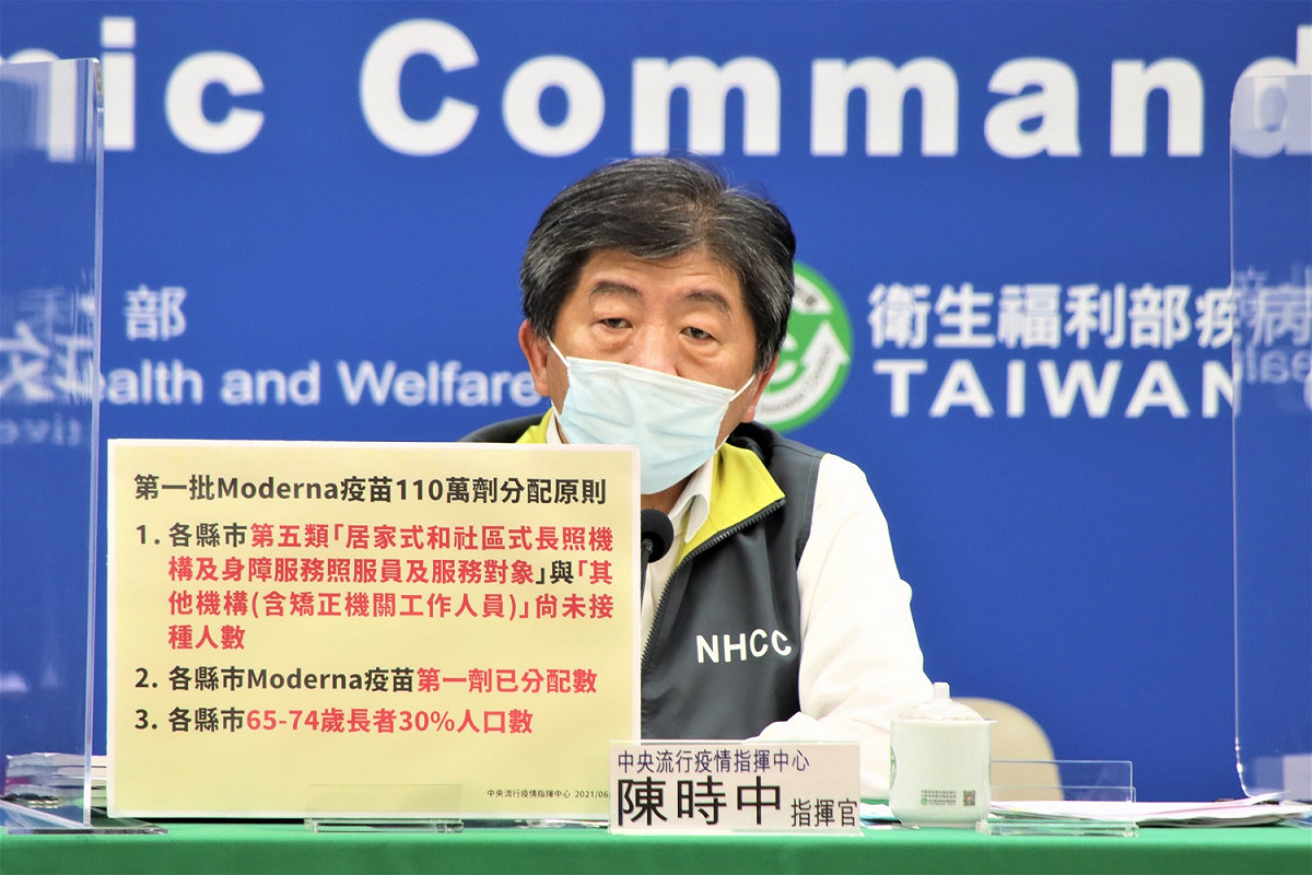 指揮官陳時中今日再度說明第一批110萬劑莫德納疫苗分配原則。 圖：中央流行疫情指揮中心／提供