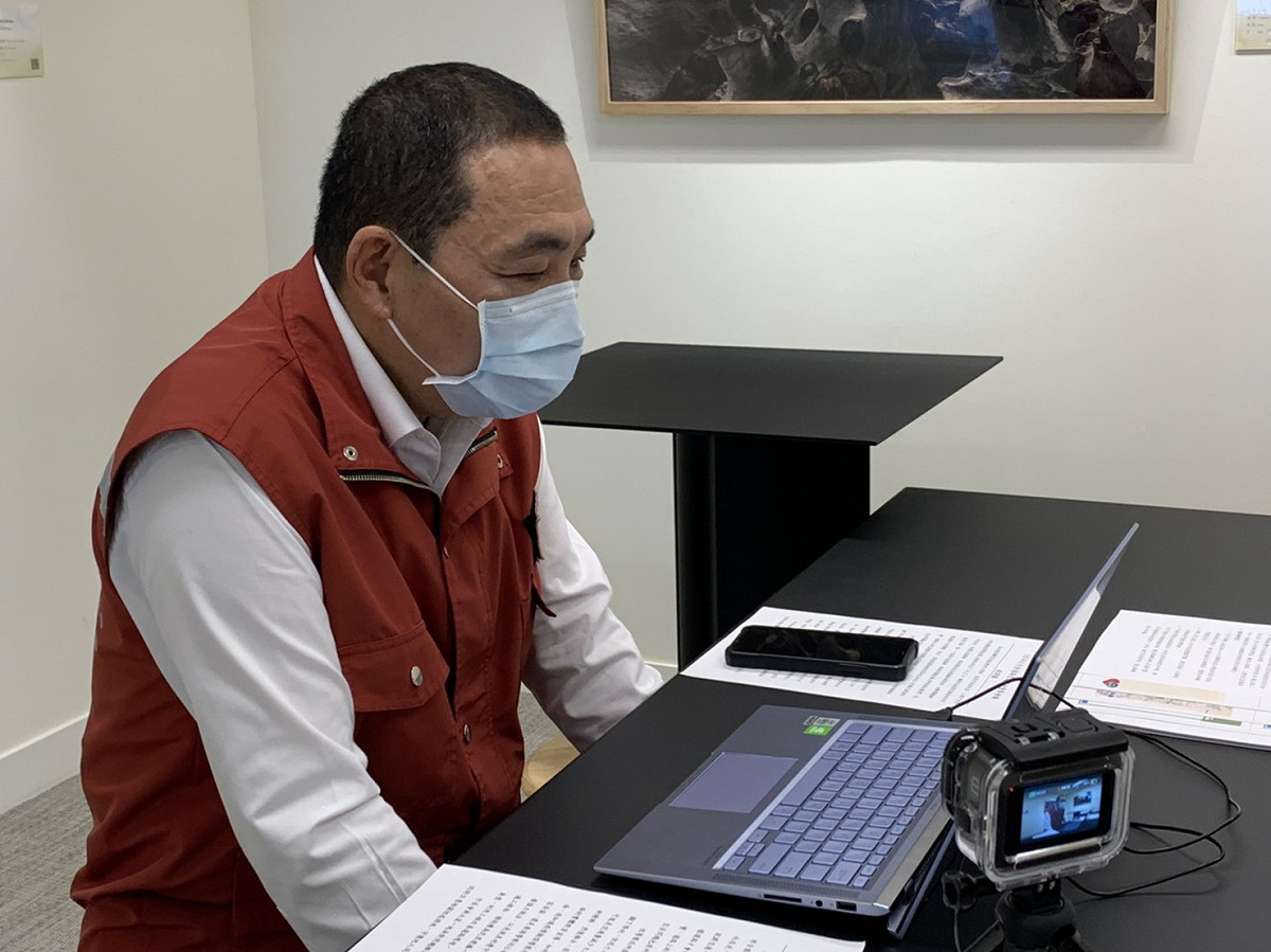 侯友宜今天上午主持道安會報視訊會議。 圖：新北市交通局提供