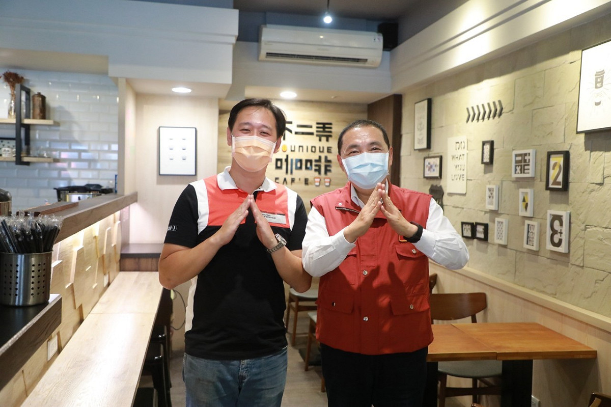 侯友宜今日上午前往感謝不二弄咖啡，肯定店家對社會付出的正向力量(右：新北市長侯友宜 左：不二弄咖啡老闆蔡依帆) 圖：新北市經發局提供