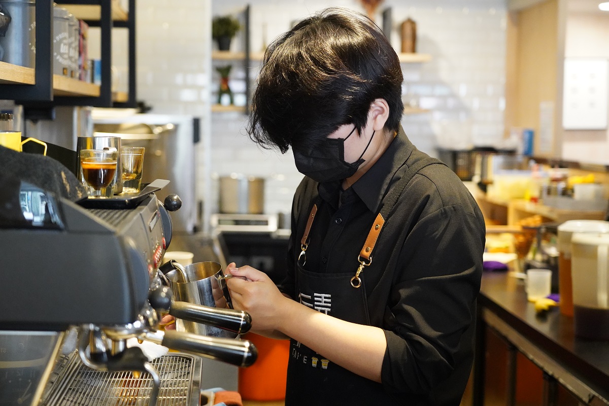 疫情期間希望大家做好防疫措施，也鼓勵各位市民朋友支持新北餐飲業者，外帶美食在家享用，一起渡過疫情。 圖：新北市經發局提供