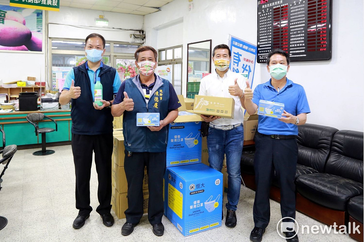 枋山因疫情衝擊，一度傳出芒果退訂消息，引來大批民眾聲援，訂單一天被訂爆，枋山農會呼籲民眾改支持台南芒果。台南市長黃偉哲指示農業局與南化、官田農會調集口罩1萬片、消毒水1千瓶、英雄麵20箱、毛豆麵2箱等防疫物資，專車送到枋山農會表達謝意與協助防疫。 圖：台南市政府提供