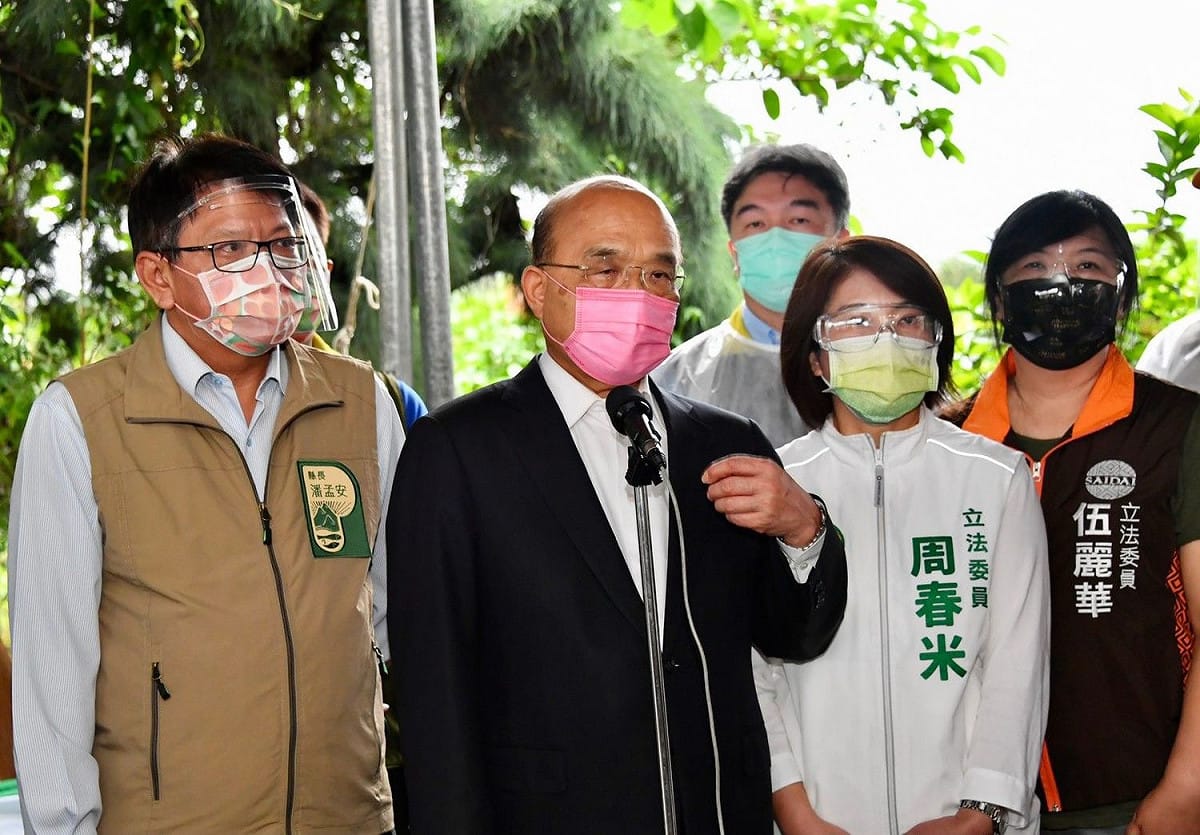 行政院長蘇貞昌視察楓港善餘村疫苗施打站前受訪。 圖：行政院提供
