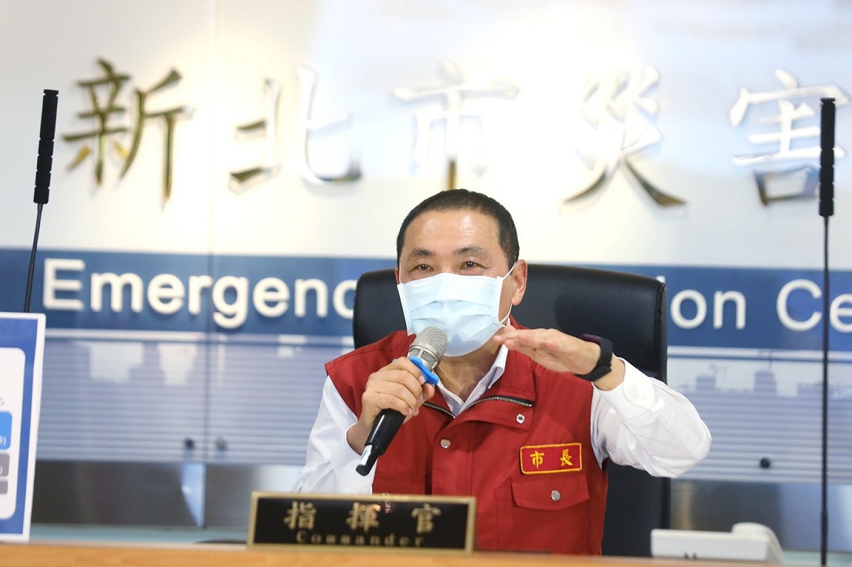 侯友宜表示，新北目前仍在強化三級警戒階段，要求夜市及餐飲業者落實外帶政策。 圖：新北市政府／提供