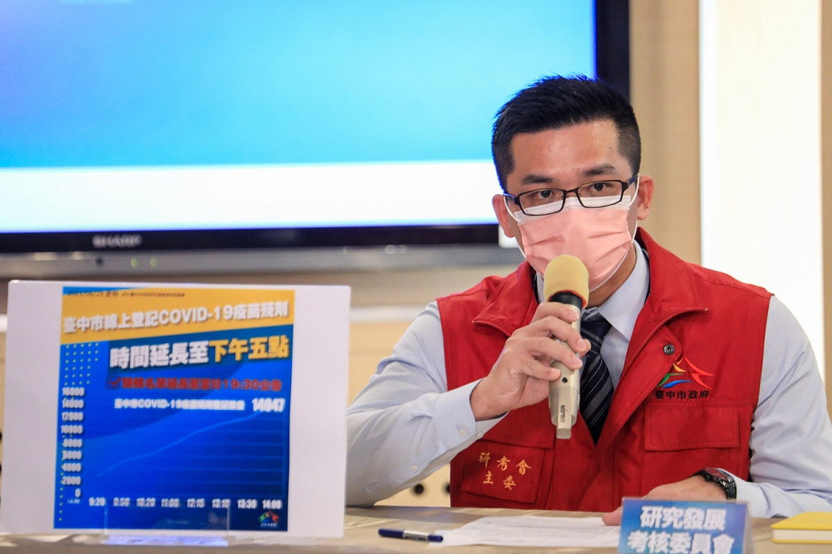 民眾搶登記疫苗殘劑導致網站掛點，研考會主委吳皇昇說明因應之道。 台中市政府/提供