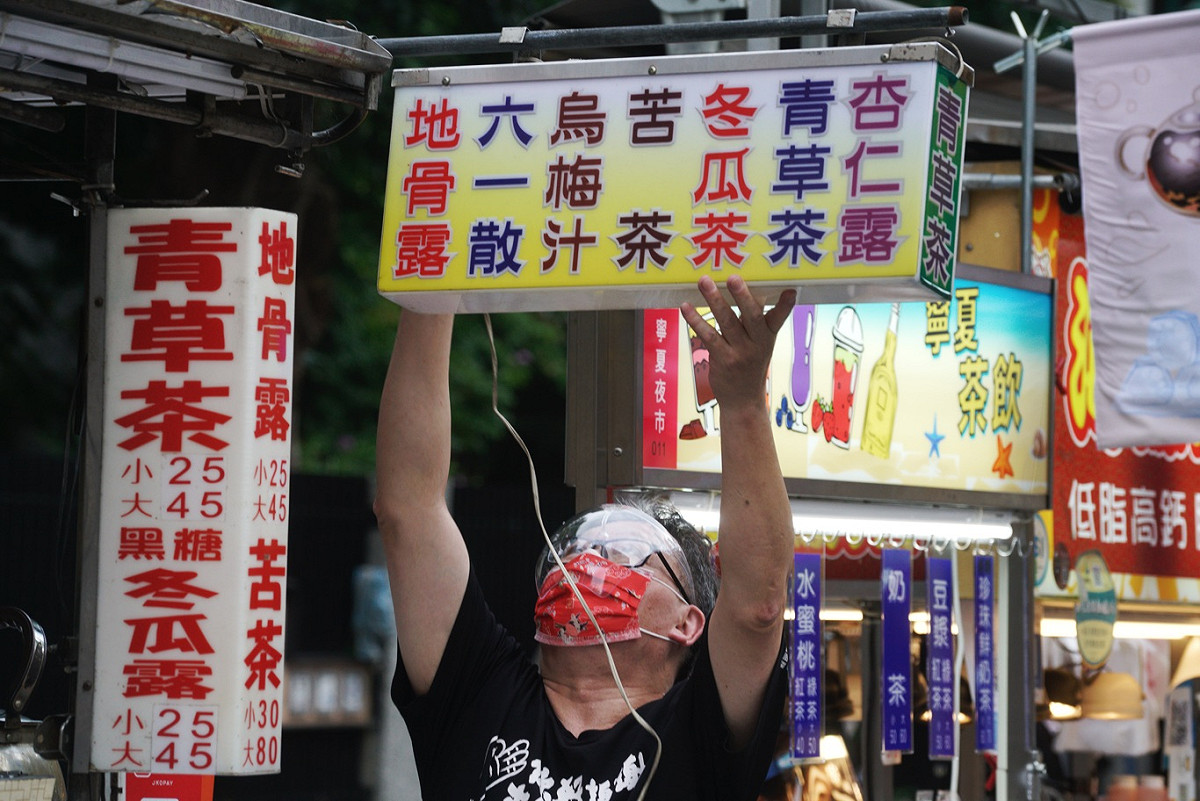 一位攤商在休息4、50天後，重新掛起招牌營業。 圖：張良一/攝