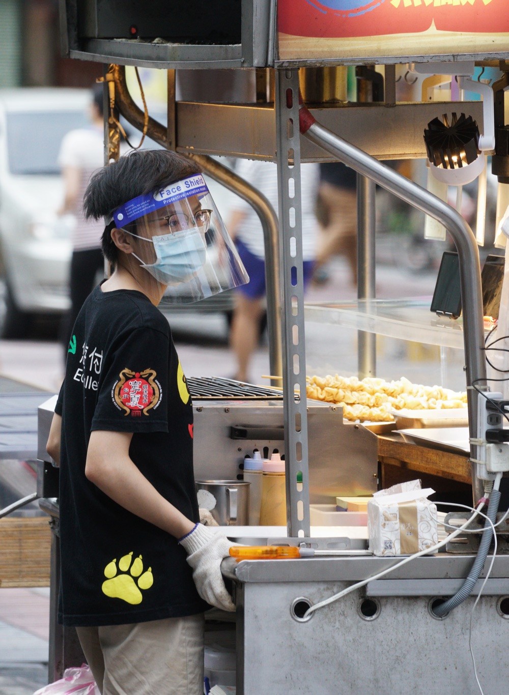 戴著面罩與口罩的攤商做好防疫措施等待顧客光臨。 圖：張良一/攝