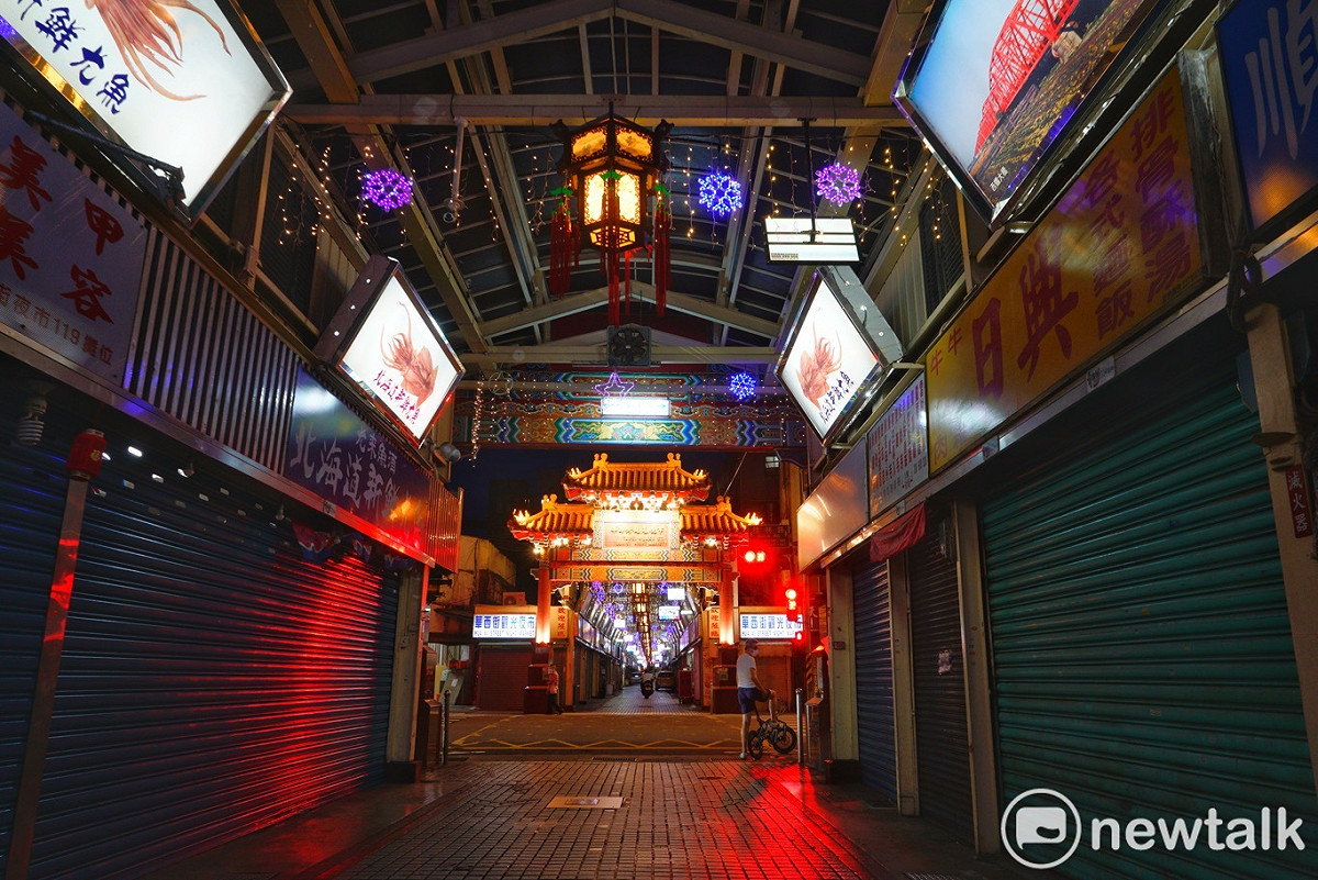 受疫情影響，萬華華西街夜市店門鐵門深鎖。（資料照） 圖：張良一/攝
