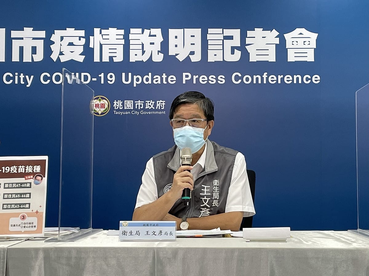 衛生局長王文彥說明確診者足跡疫調情形。 圖：桃園市政府/提供