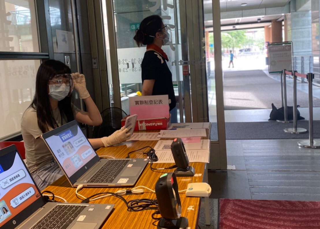 防疫期間，申請安心上工執行實聯制，招募許多有需要的民眾支援。 圖：新北市就服處/提供