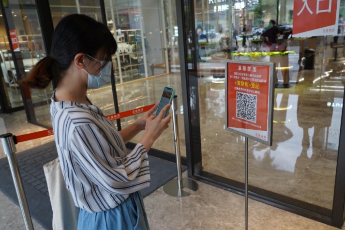 新北市計有百貨、賣場、超市及超商等2956家民生物資供應場所，為降低感染風險，除落實實聯制登記、手部消毒及測量體溫，並應落實健康檢測 圖：新北市經發局／提供