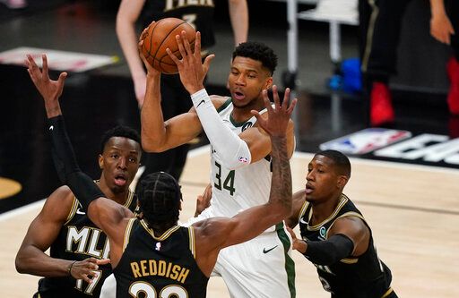 字母哥Giannis Antetokounmpo（中）受傷。 圖／美聯社／達志影像