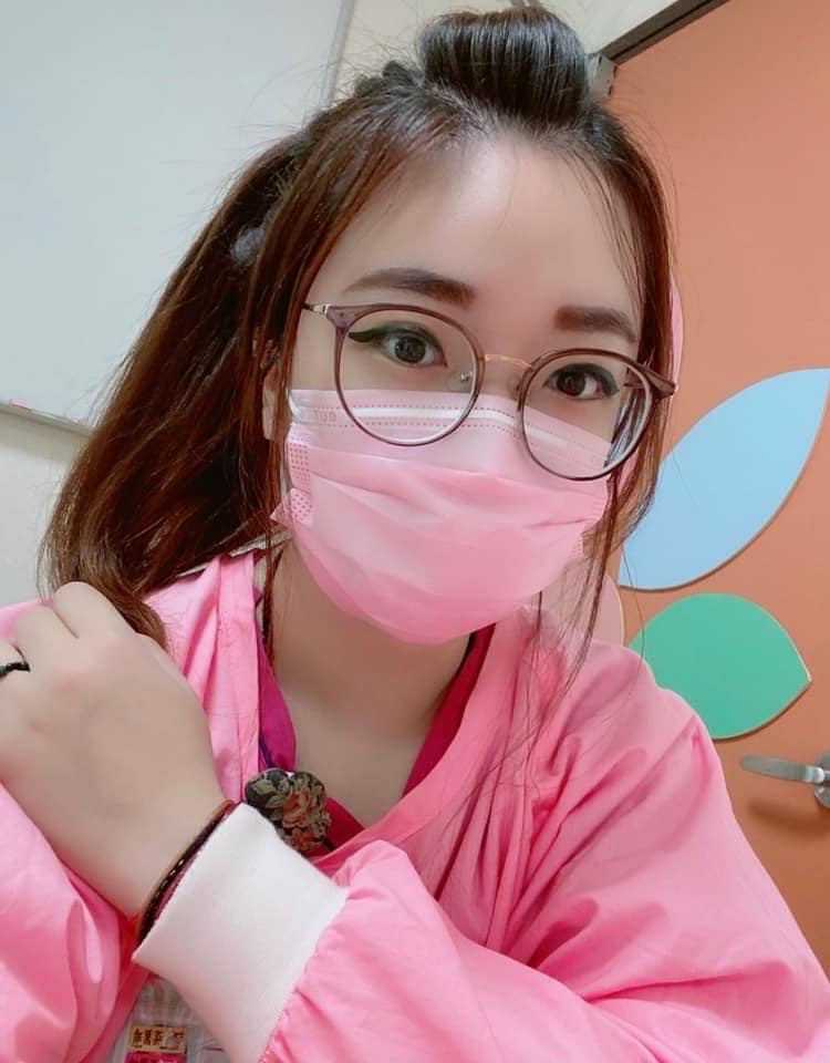 柯粉護理師張喬瑜的眉型顯眼，意外成為討論焦點。 圖：翻攝爆走喬喬的護理人生