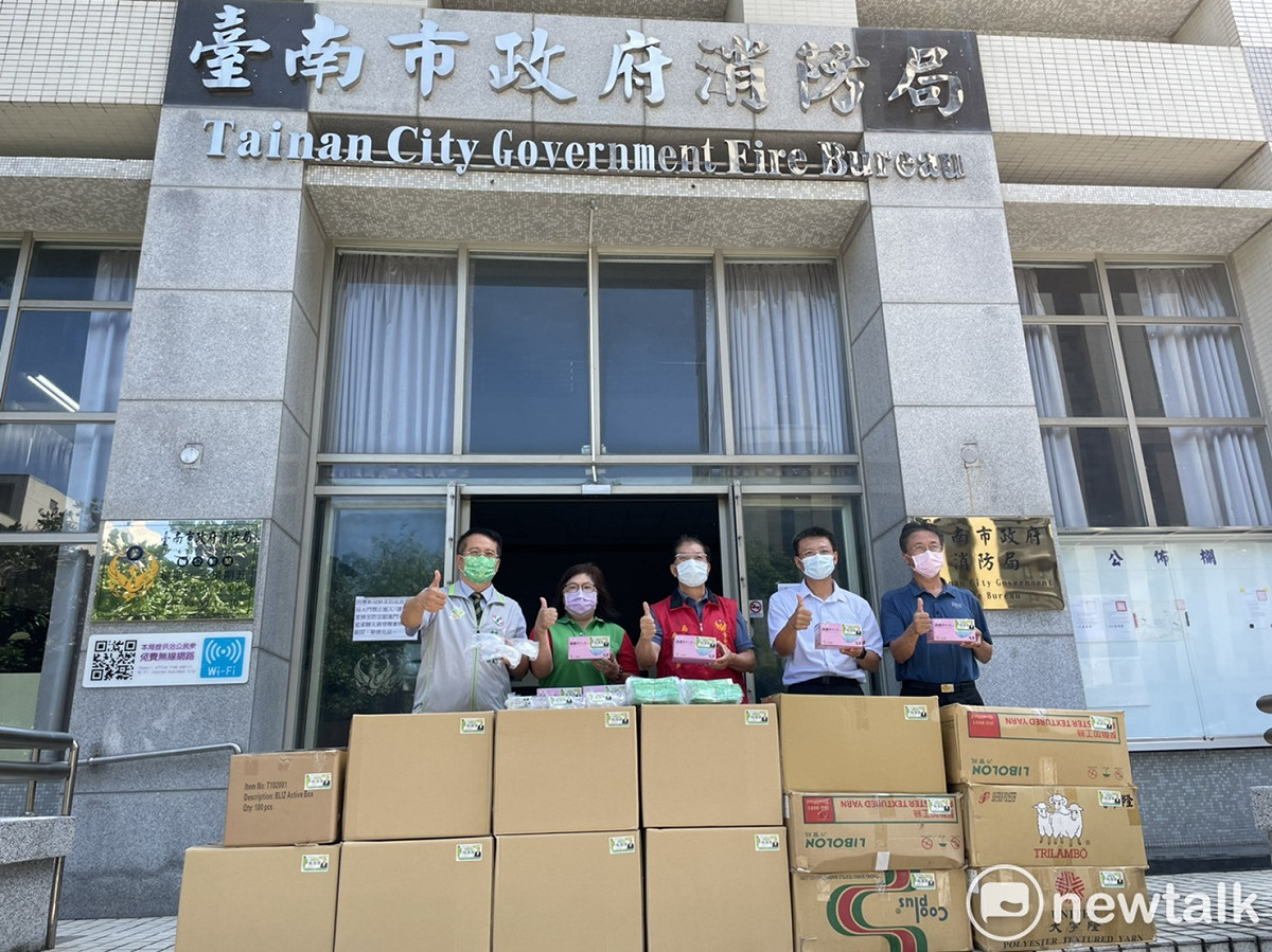 台南市議員蔡旺詮與在地商家捐贈護目鏡1,100個及口罩15,000個，給七個消防救護大隊使用，由台南市消防局長李明峯代表受贈。 圖：黃博郎／攝
