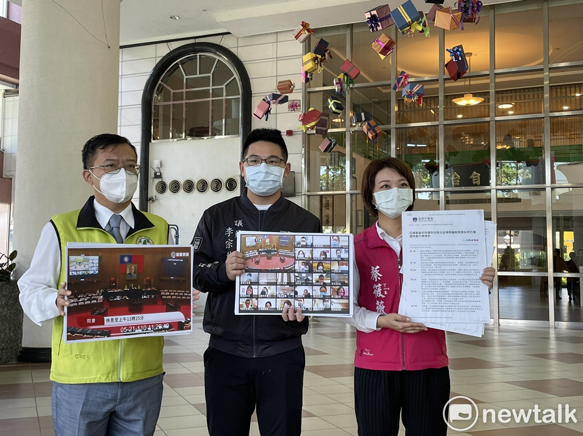 台南市議員李宗翰、蔡筱薇、呂維胤呼籲，不論7月是否解除三級都應準備恢復開會。疫情較為嚴重的台北市都還在持續推動上半年度的會期，台南市若擔心群聚也可參考立法院採用視訊會議的方式推動議程。 圖：黃博郎／攝