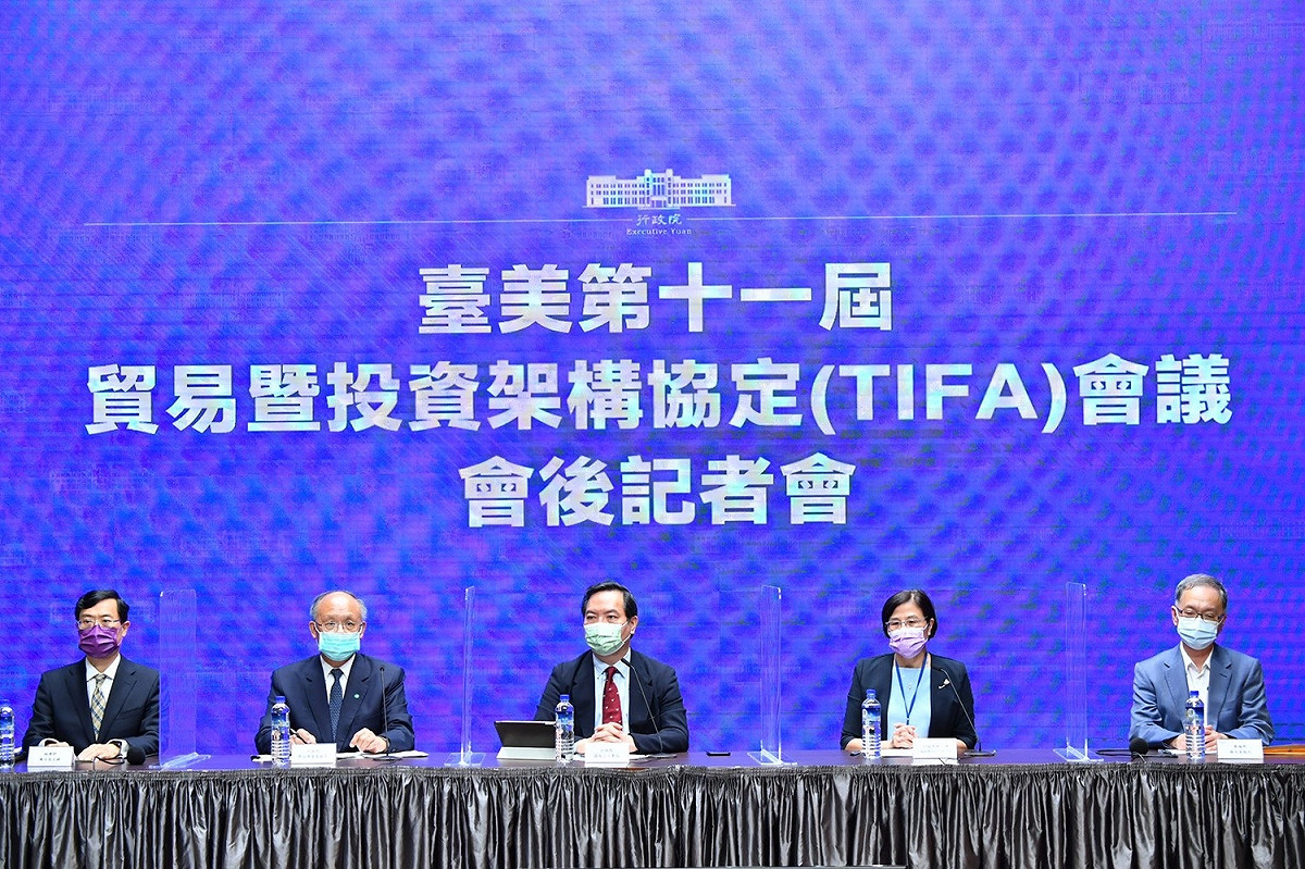行政院經貿談判辦公室（OTN）副總談判代表楊珍妮（左2）今（30）日下午在會後記者會指出，美方也同意擴大新冠肺炎疫苗與藥品供應疫苗進口時程，「沒有減少把關，但可以加速」。 圖：行政院提供