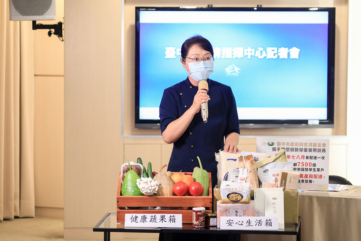 慈濟功德會志工許美惠希望讓孩子們安心放暑假，吃得飽又吃得健康，也呼籲大家做好防疫，讓台中繼續加零。 台中市政府/提供