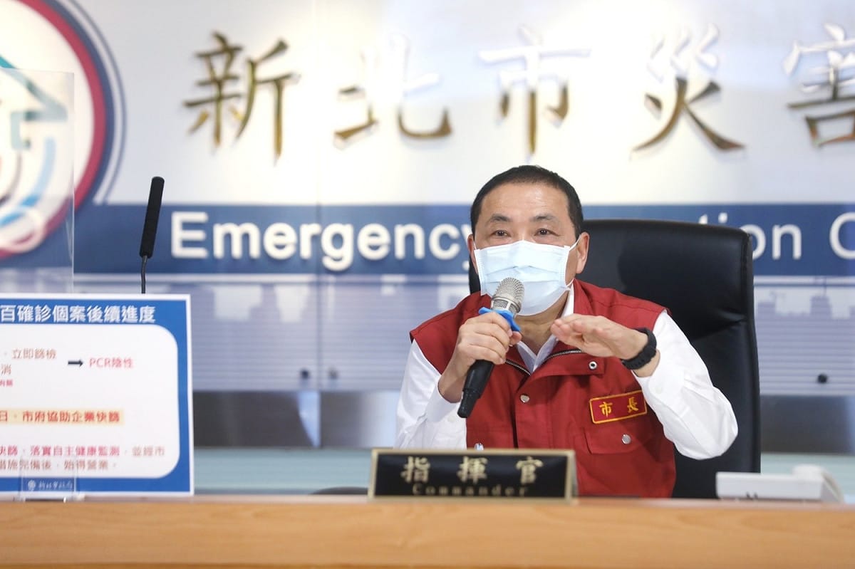 侯友宜呼籲無論大小企業及營業場所都要定期快篩，一定要密切監控員工健康。 圖：新北市政府/提供