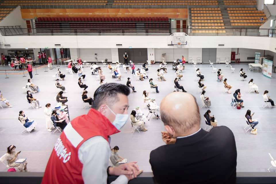 行政院長蘇貞昌今天（30日）前往新竹觀摩疫苗施打作業。 圖：翻攝自蘇貞昌臉書