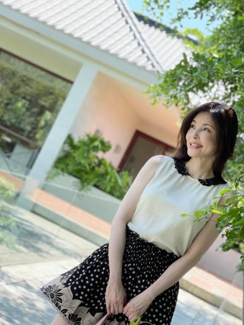 何如芸日前PO出和好友丁寧在戶外面交東西的照片，引起爭議。 圖：翻攝自何如芸FB