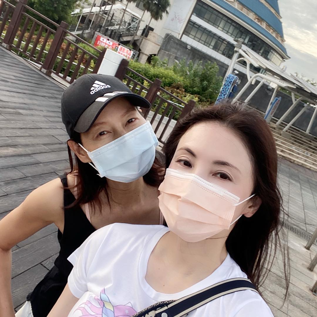 兩人在「面交」當下都戴著口罩。 圖：翻攝自何如芸FB