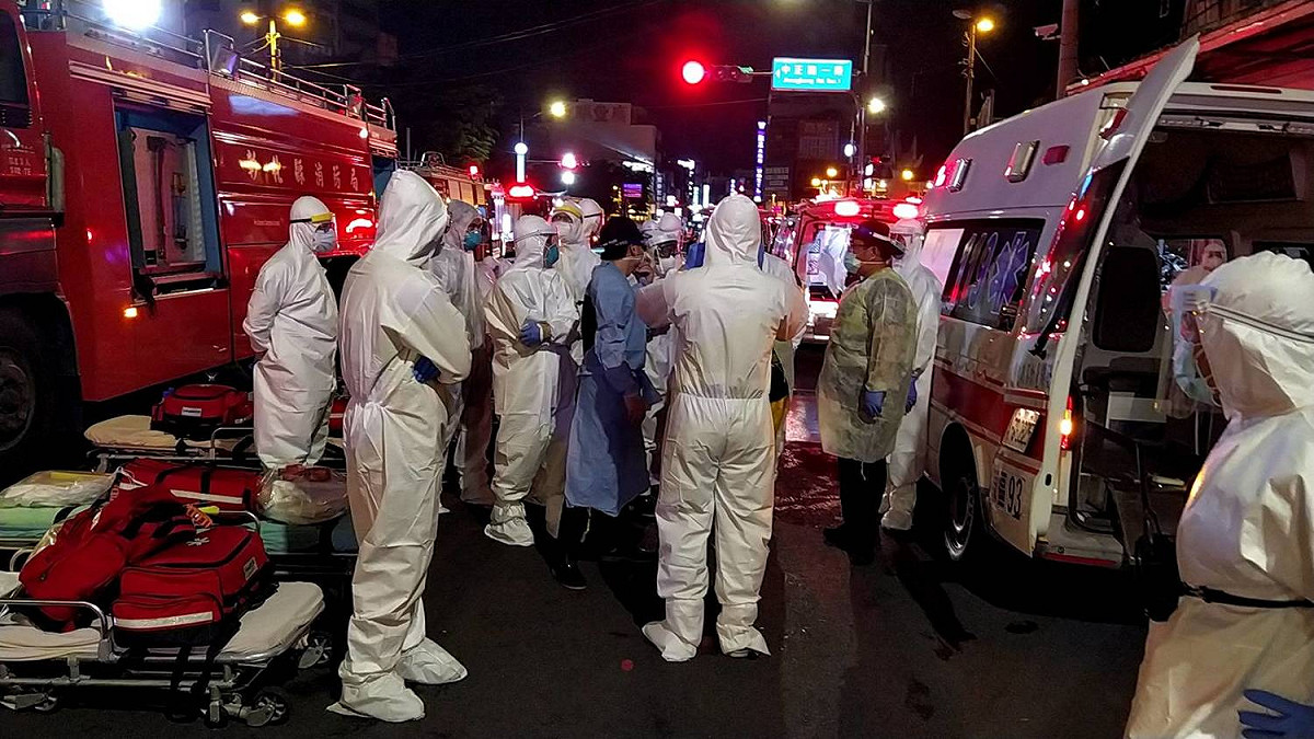 喬友百貨大樓30日發生大火，警消漏夜搶救，歷經9小時才控制火勢。 圖：彰化縣消防局提供