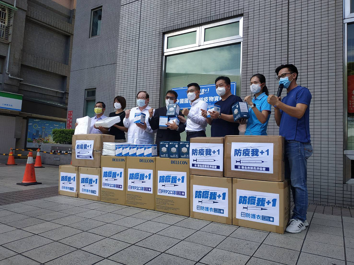 國民黨主席江啟臣赴新北市恩主公醫院捐贈防疫物資。 圖：國民黨文傳會/提供