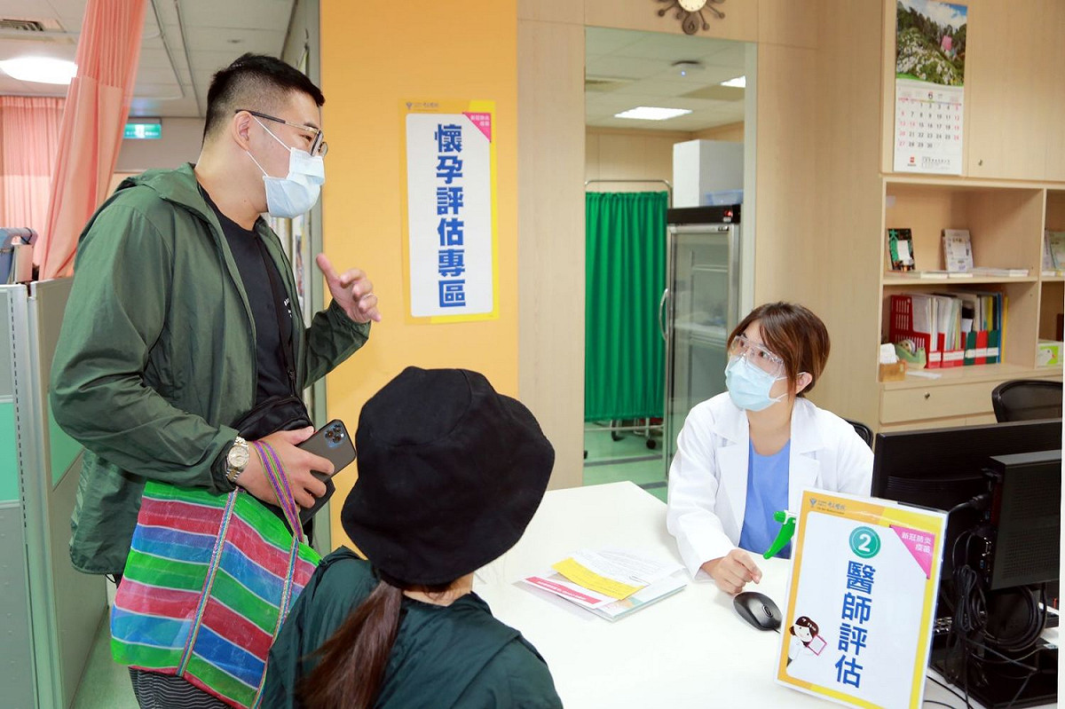 專科醫師在孕婦接種疫苗前會先詳細問診。 圖：台南市政府提供