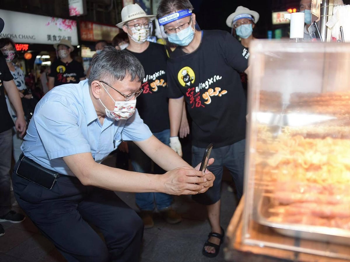 柯文哲到燒烤攤買好東西後，用悠遊卡付款，完全與攤商沒接觸。