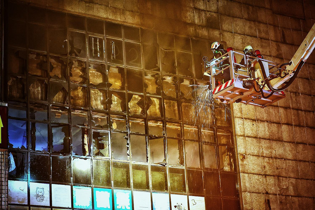 彰化市喬友大樓一場惡火奪走1名消防員、3名檢疫住客生命。 圖：翻攝JJ Nian臉書